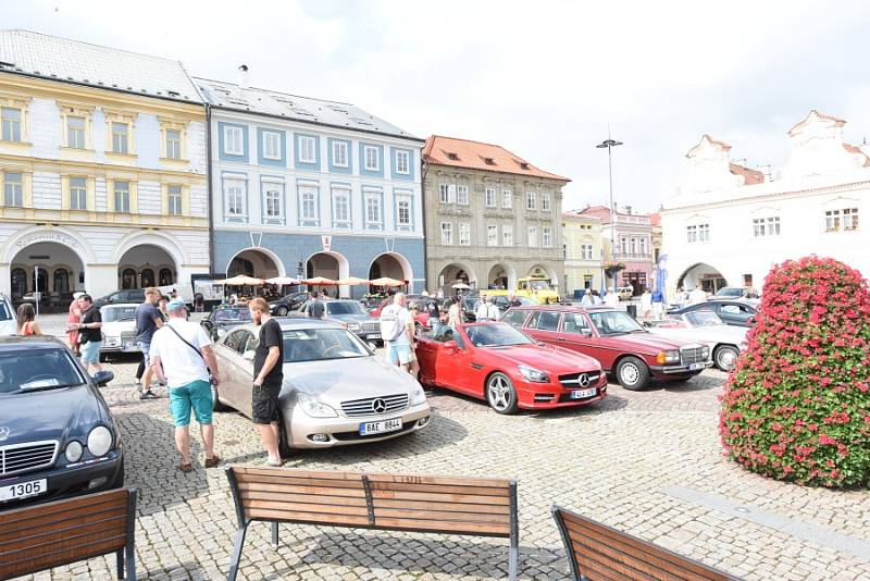 Majitelé vozů značky Mercedes-Benz se sešli po třiatřicáté a auty zaplnili kolínské Karlovo náměstí.