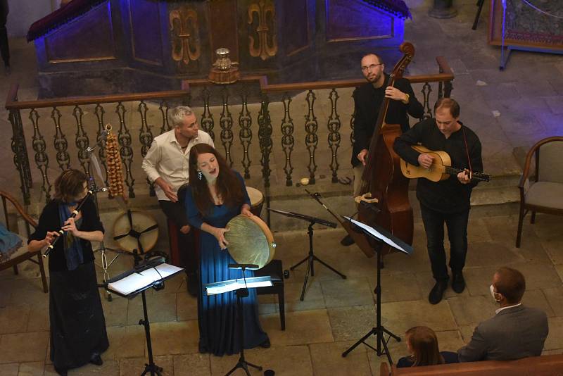 Festival Rosa Bohemica v kolínské synagoze: z vystoupení souboru Plaisirs de Musique se zpěvačkou Eliškou Tesařovou.