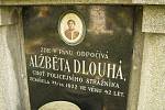 Náhrobky na centrálním kolínském hřbitově jsou uměleckými díly, tichými strážci lidských osudů, někde už jsou nápisy nečitelné, hroby opuštěné.