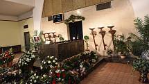 Poslední rozloučení ve smuteční síni na hřbitově v Kolíně
