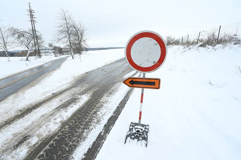 Uzavřená vozovka mezi obcemi Jelčany a Hatě na rozhraní Kolínska a Kutnohorska ve čtvrtek 14. ledna.