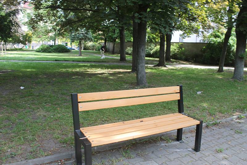V Komenského parku v Kolíně jsou nové lavičky.