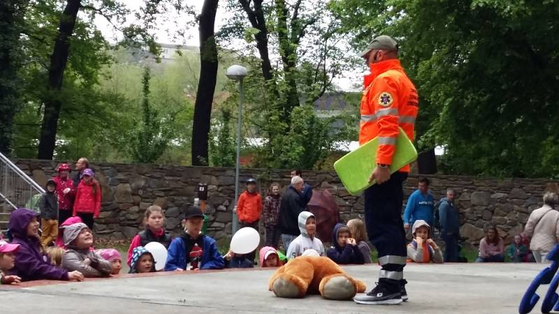 V 16 hodin před dětské diváky nastoupil záchranář Marek Hylebrant. Při svém představení s obří plyšovou sanitkou a pomocníkem – plyšovým medvědem – udržel pozornost těch, co měli pláštěnky a deštníky, a rozesmál i část dospělého publika.