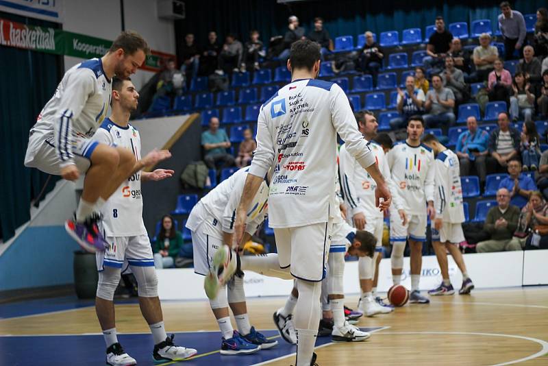 Z basketbalového utkání Kooperativa NBL Kolín - USK Praha (86:87)