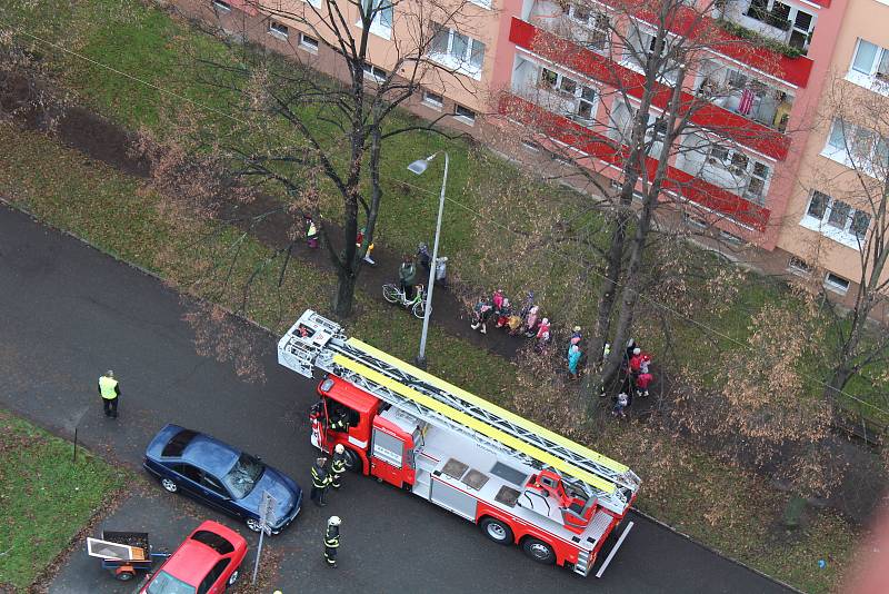 Lezecká skupina kolínských hasičů trénovala záchranu osob z výšky.