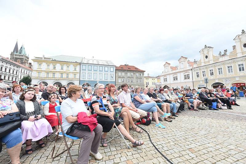 Z koncertu 'Pocta Františku Kmochovi' na Karlově náměstí v Kolíně.