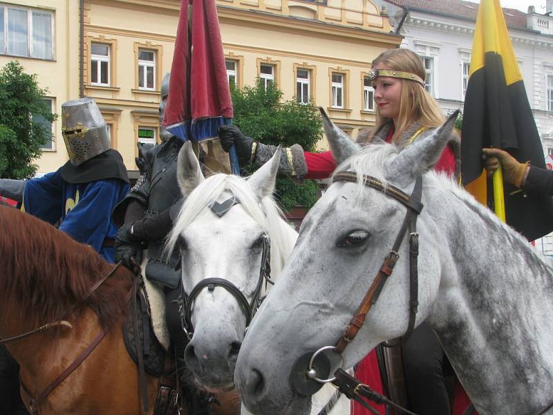 Místostarosta přivítal rytíře z Trakenu na náměstí