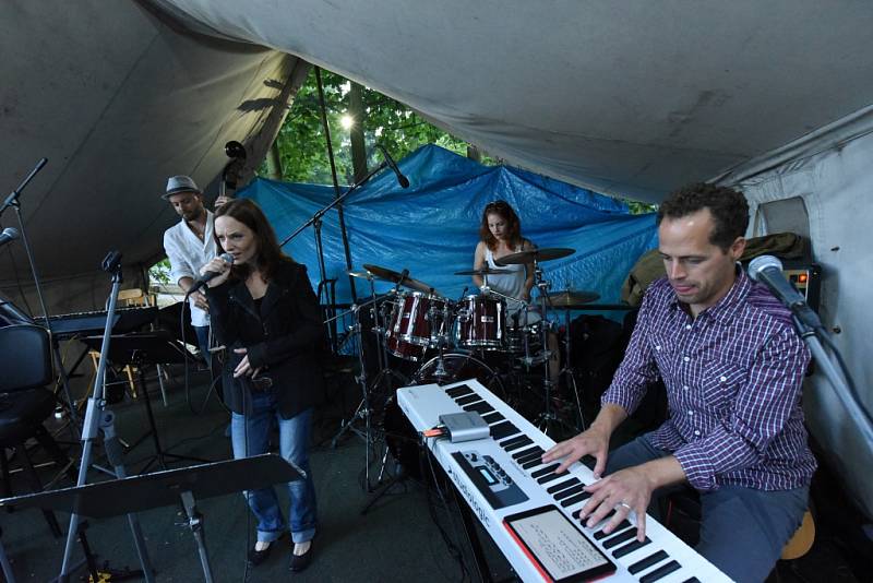 Souseďanka tvořená profi muzikanty zahrála u Propasti letos naposledy