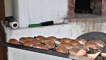 Z neveřejného pečení chleba v replice historické pece ve Štolmíři.
