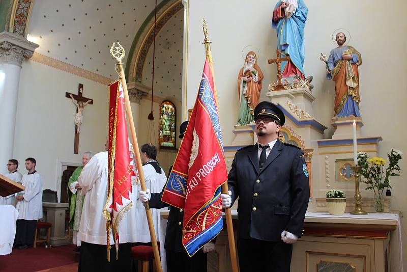 V kostele sv. Václava se konalo slavnostní posvěcení vlajky.