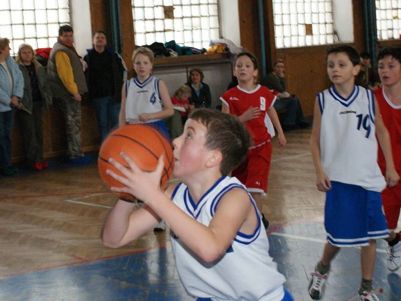 Z utkání mladších minižáků Kolín - Pečky (30:12 a 51:29).