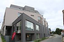 Nové bytové domy u hypermarketu Tesco v Kolíně.