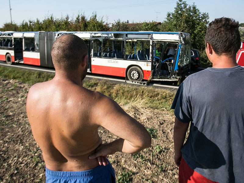 Nehoda autobusu v Doubravčanech.