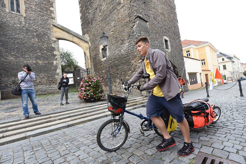 Cestu odvážného cyklisty požehnal farář a bývalý pedagog Jan Halama. 