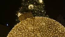 Z natáčení videopozdravu na první adventní neděli u vánočního stromu na Karlově náměstí v Kolíně.