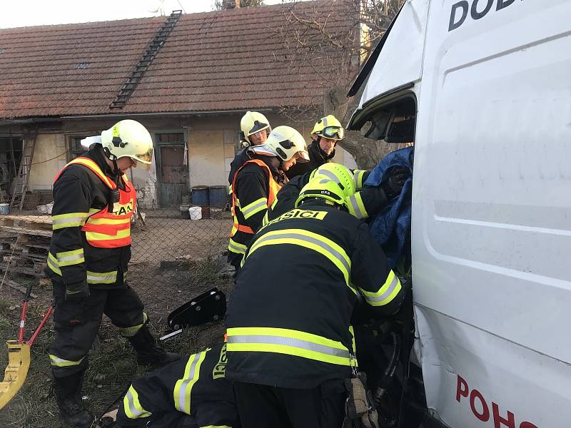 K místě nehody přiletěl i vrtulník záchranné služby.