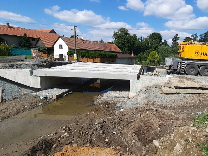 Původní most v Bečvárech nahradil nový.