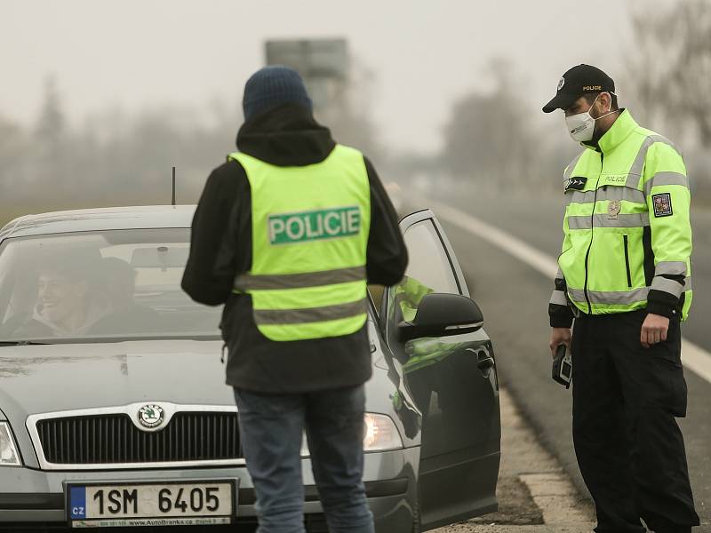 Kontrolní stanoviště policie u obce Rostoklaty na silnici I/12.