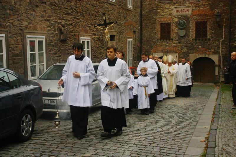 Žehnání novým zvonům v chrámu sv. Bartoloměje.