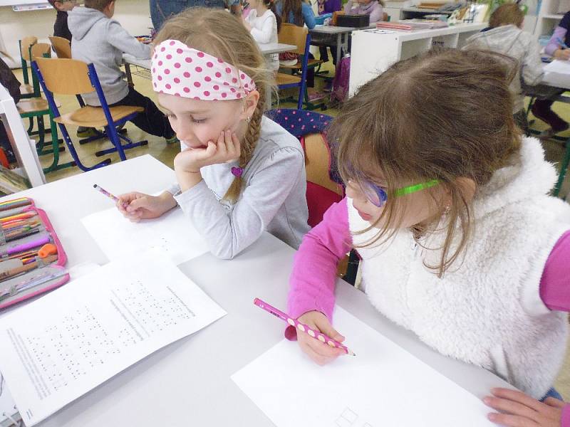 Zástupci muzea navštívili školu, aby dětem přiblížili život nevidomých.