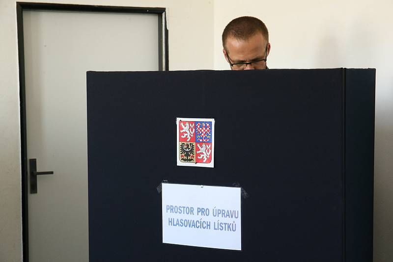 Volby do EP na Kolínsku, volební místnost na zimním stadionu Kolín, kde odvolil i budoucí starosta Michael Kašpar.
