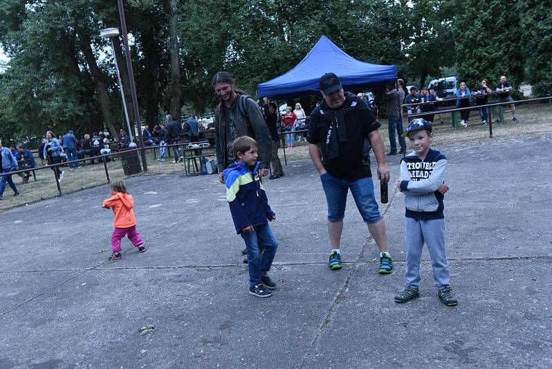 Na festivalu Rockový Týnec zahrála pětice legendárních kapel, došlo i na moravského hosta.