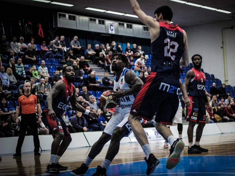 Z utkání BC Kolín - Brno (75:80).