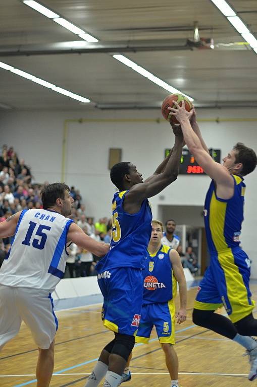 Z utkání BC Geosan Kolín - Ústí nad Labem (73:80).