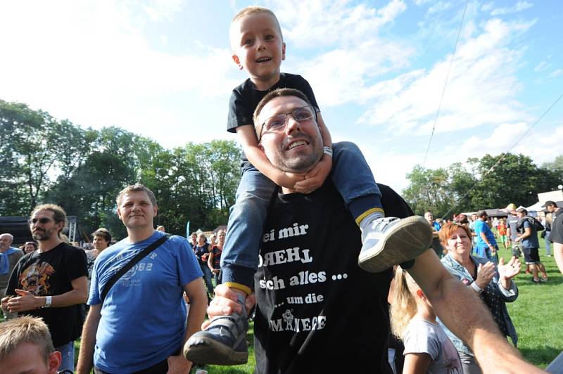 Na slavná léta festivalu Rock for People zavzpomínali v sobotu v areálu českobrodského stadionu Na Kutilce, kam se alespoň na jeden den opět vrátilo festivalové dění.