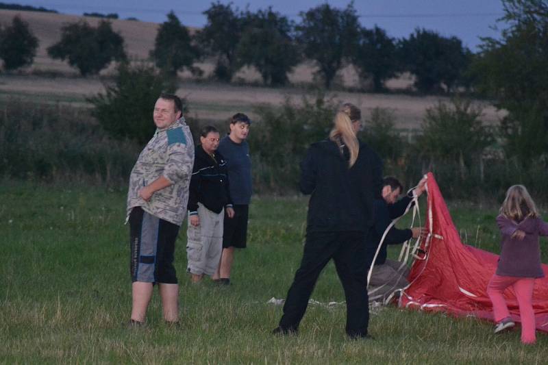 Plaňanské Hemžení začalo v pátek pohádkami. Pak následovaly lety balonem. 