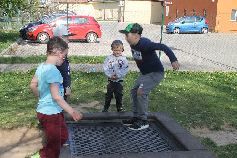 Z čarodějnického reje na centrálním dětském hřišti v Kolíně.