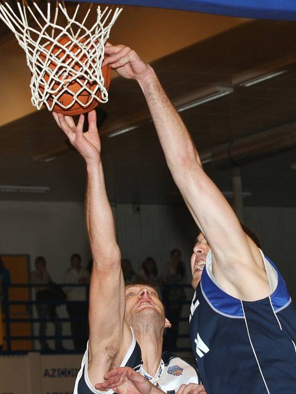 Z utkání Mattoni NBL Děčín - Kolín (92:80).