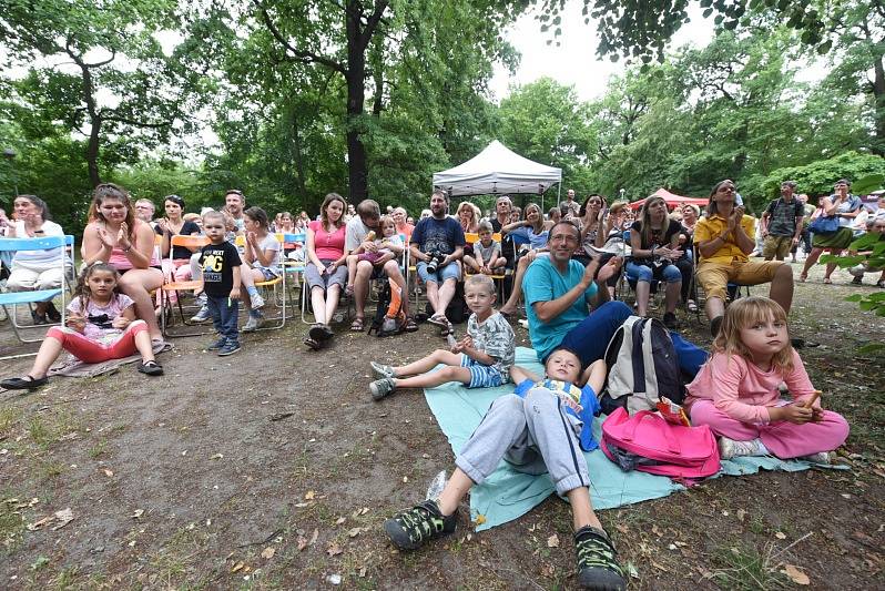 Kolínské kulturní léto zahájila Lucie Redlová a Jablkoň.