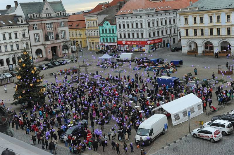 Z kolínského náměstí vzlétly k obloze balónky s přáními Ježiškovi