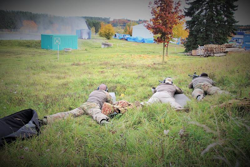 K zneškodnění tlakové láhve pomohli policejní odstřelovači.