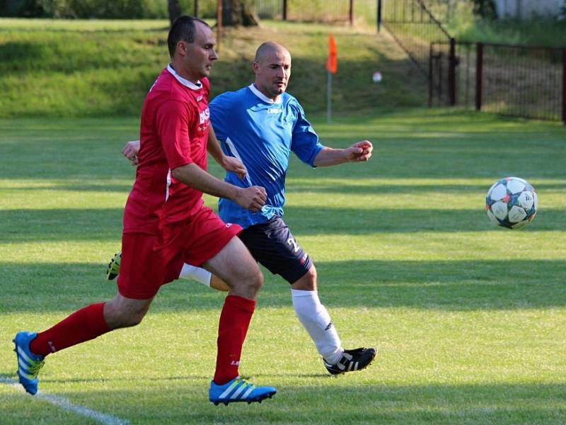 Z utkání Bečváry - Krakovany (2:1). Domácí slaví postup do I. B třídy.