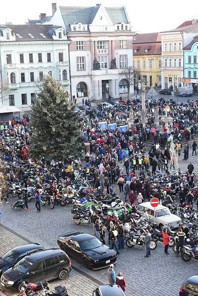 Již po osmnácté letos kolínští motorkáři říkající si Verbež kolínská uspořádali štědrovečerní vyjížďku s tradičním cílem u vánočního stromu na kolínském Karlově náměstí.