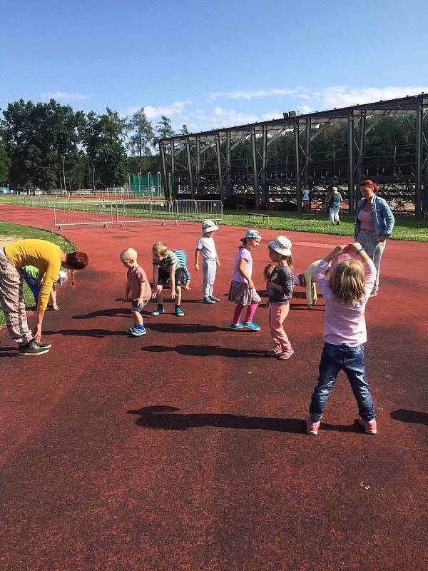 Děti si na táboře Školky v lese, Prostor plus otestovaly své sportovní dovednosti.