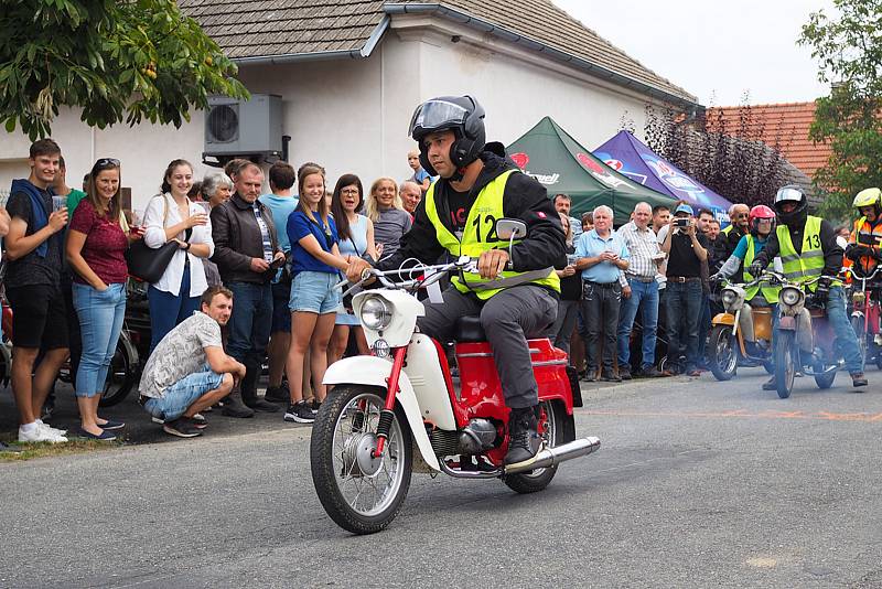 Ze závodu malých motocyklů Kozojedský fichtl 2021.