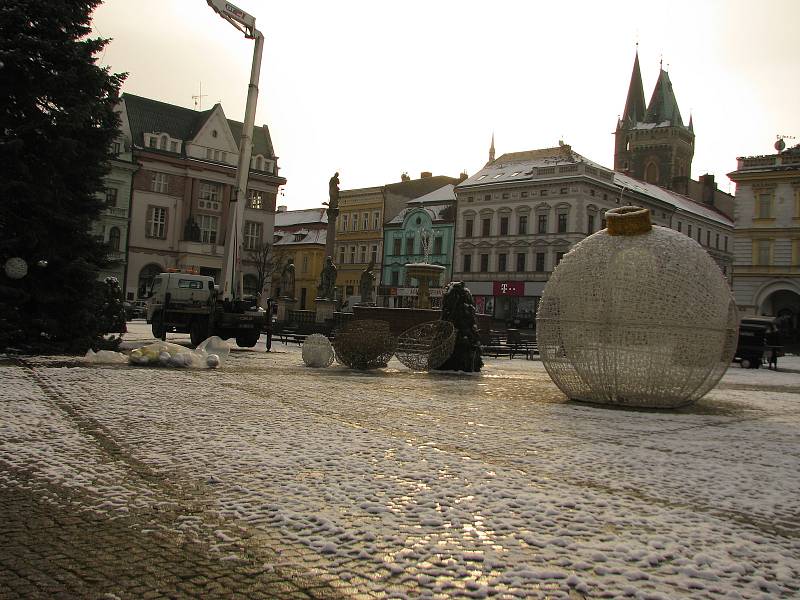 Vánoce opět na deset a půl měsíce odcházejí z našich domovů i ulic měst.