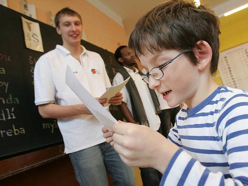 Prvňákům z 1. Základní školy v Kolíně předávali vysvědčení kolínští basketbalisté.