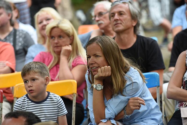 Kolínské kulturní léto zahájila Lucie Redlová a Jablkoň.