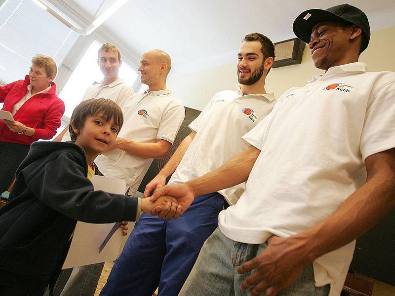 Prvňákům z 1. Základní školy v Kolíně předávali vysvědčení kolínští basketbalisté.