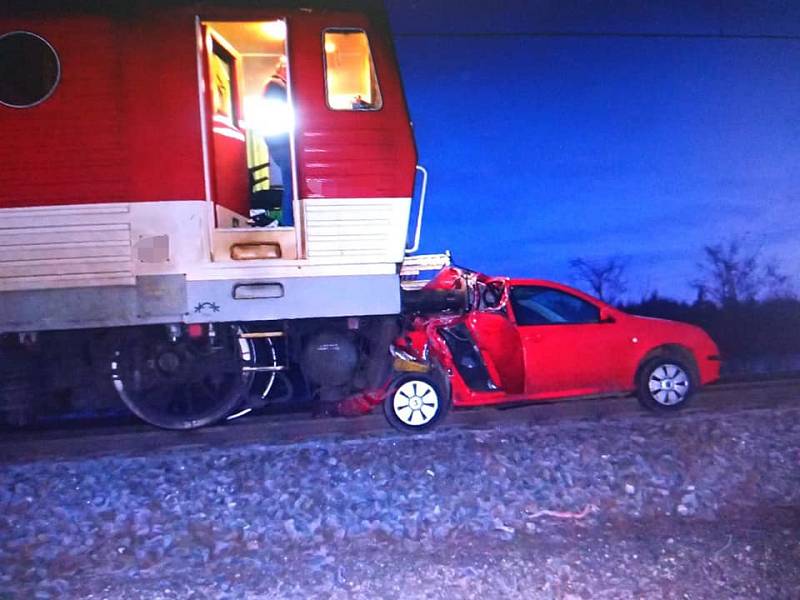 Na Kolínsku narazil vlak do auta odstaveného na trati.