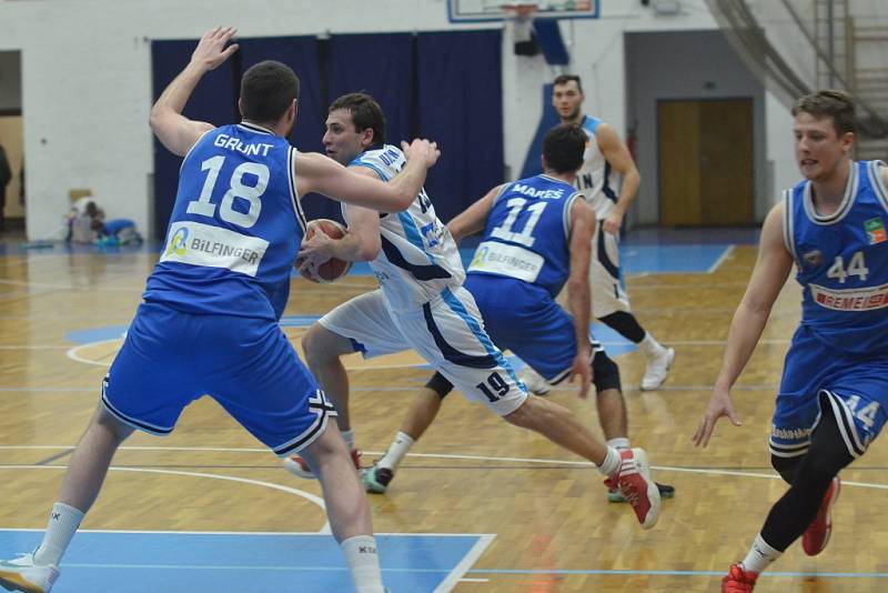 Z utkání BC Geosan Kolín - USK Praha (69:71).