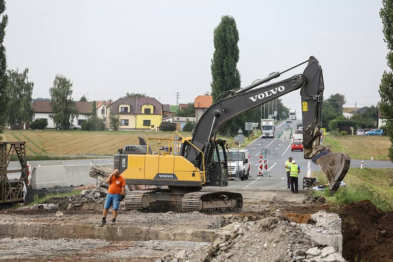 Přeložka na silnici I/12 kvůli rekonstrukci mostu u Přistoupimi a Českého Brodu.