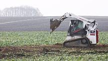 Úklid kontaminované půdy po pádu letadla