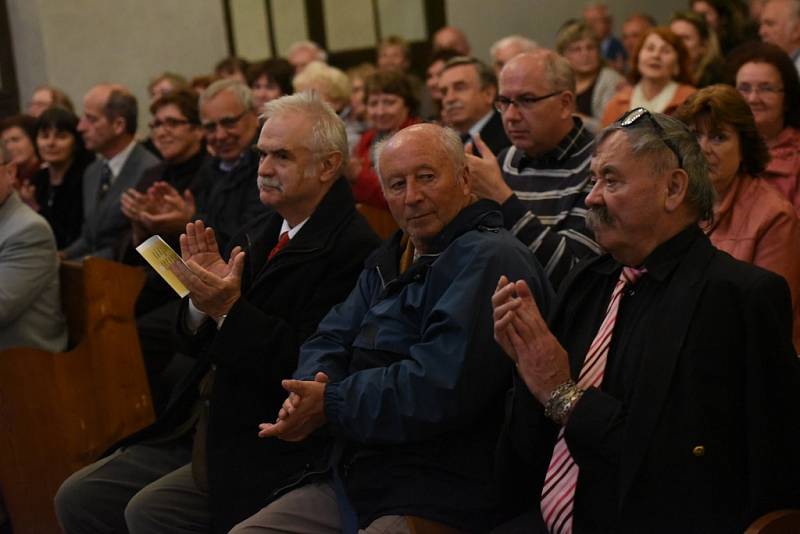 Tentokrát se v kolínské synagoze sešli členové a přátelé kolínského Kruhu přátel hudby na koncertu špičkového vokálně – instrumentálního souboru Linha Singers.