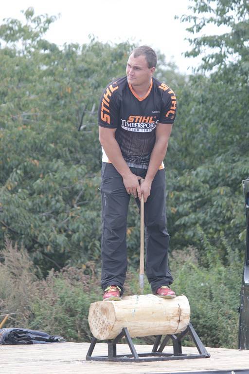 Nedělní odpoledne ve Viticích zpestřil Timbersports.