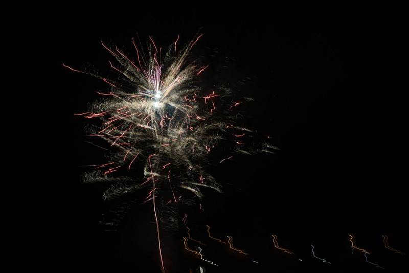 Už po několikáté v podvečerní Nový rok, a ne o silvestrovské půlnoci, se uskutečnil v Kolíně oficiální ohňostroj.